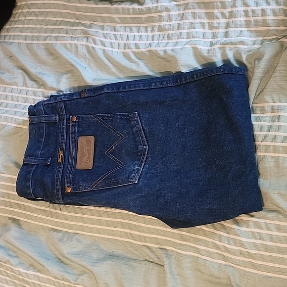 30x34 Wrangler jeans - Picture 2 of 4